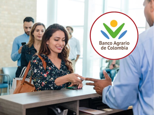 Personas en un banco // logo Banco Agrario de Colombia