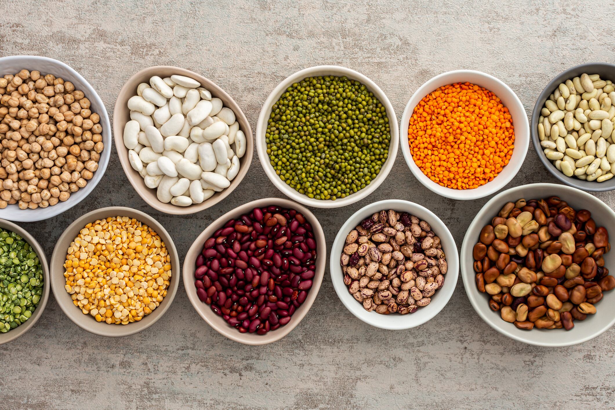 Diferentes tipos de legumbres en platos distintos (Getty Images)