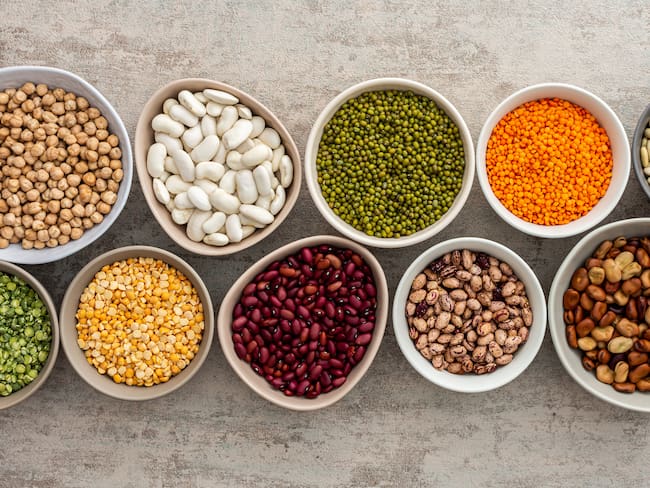 Diferentes tipos de legumbres en platos distintos (Getty Images)