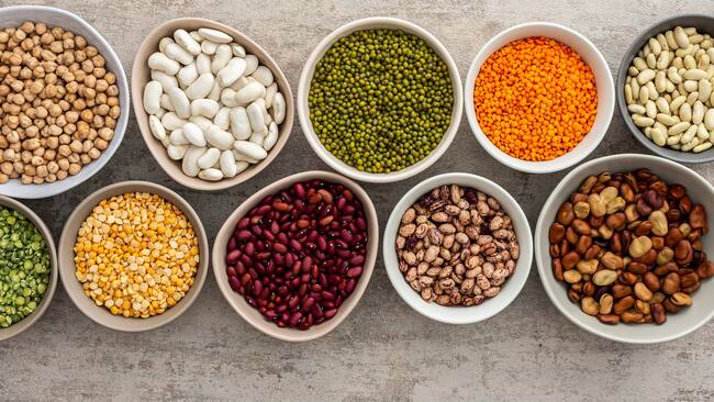Diferentes tipos de legumbres en platos distintos (Getty Images)