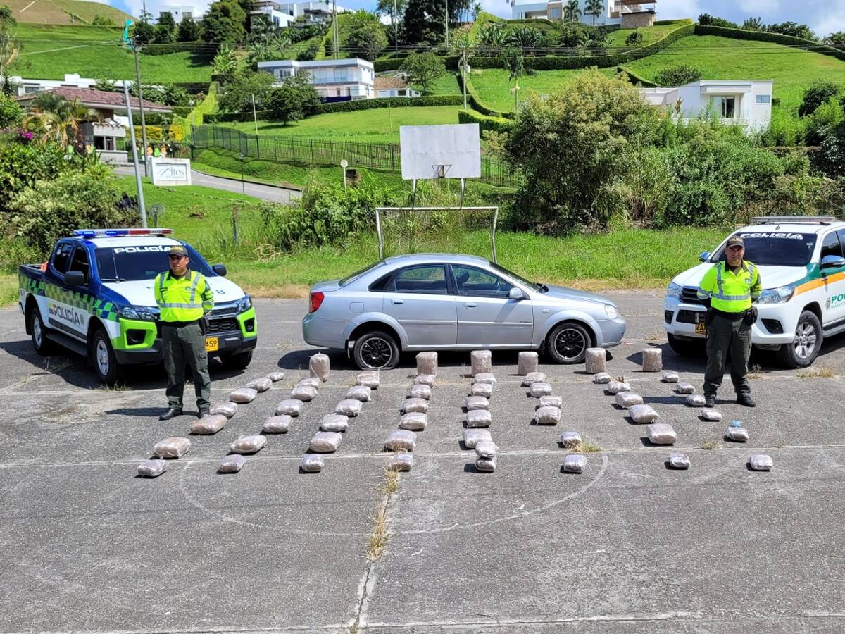 Autoridades de Manizales hallaron más de 100 kilos de marihuana en carro abandonado