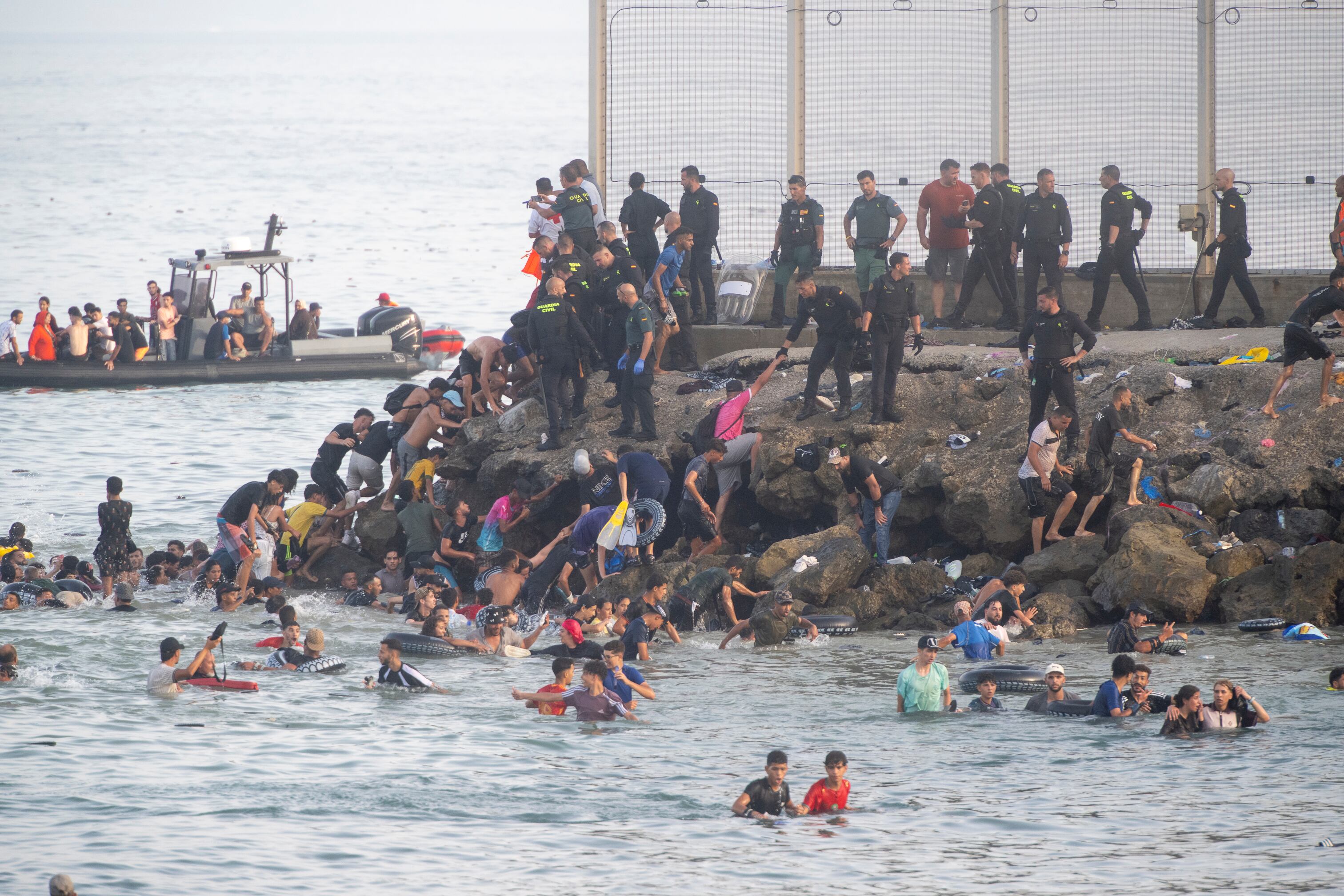 Unos 60.000 migrantes cruzaron la frontera entre Marruecos y el enclave español de Ceuta. Getty Images
