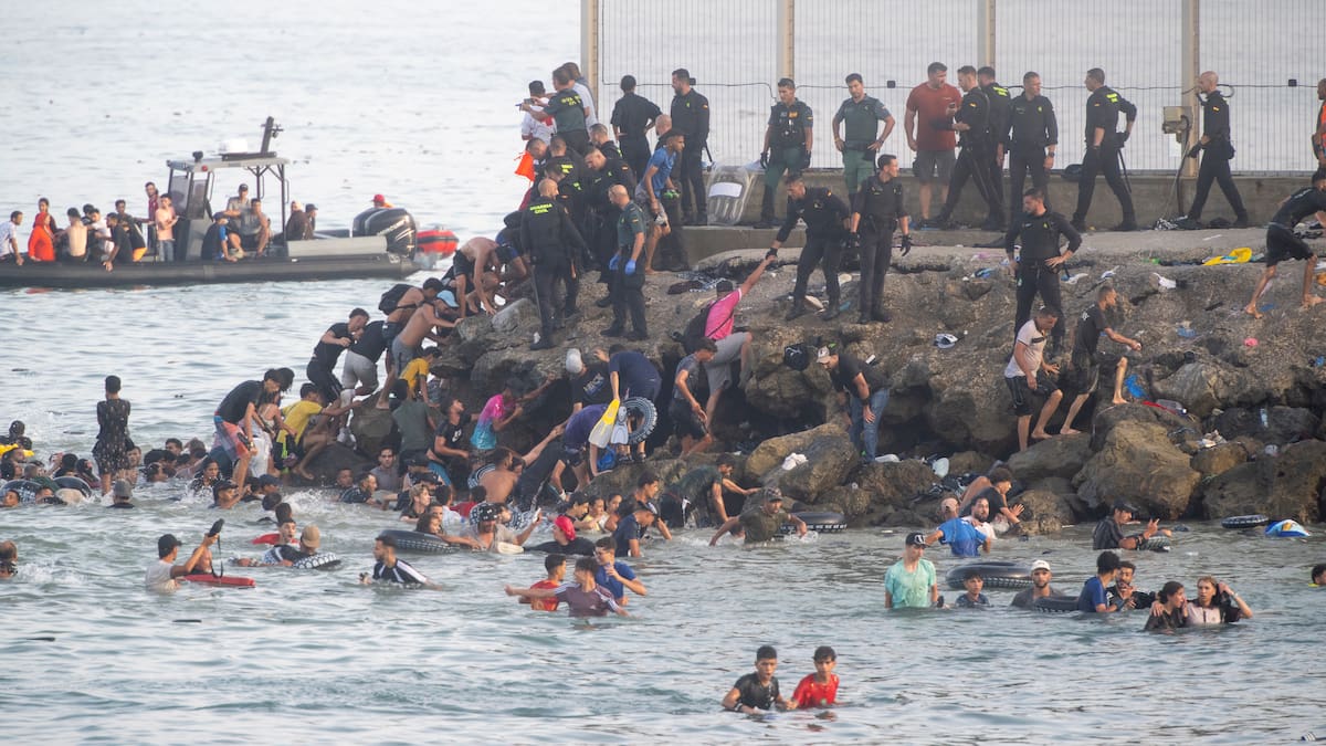 Unos 60.000 migrantes cruzaron la frontera entre Marruecos y el enclave español de Ceuta
