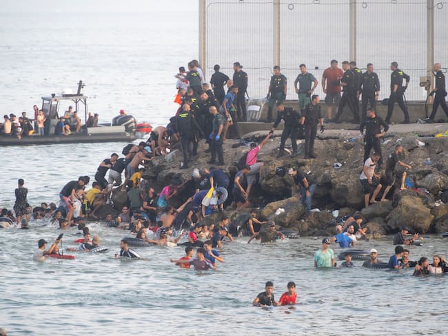 Unos 60.000 migrantes cruzaron la frontera entre Marruecos y el enclave español de Ceuta. Getty Images