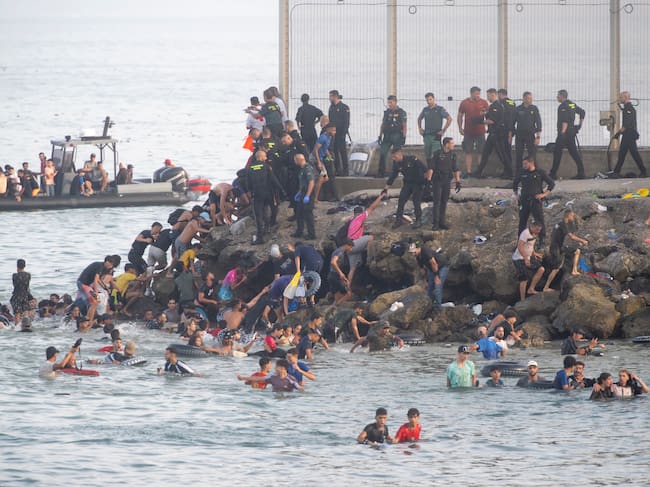 Unos 60.000 migrantes cruzaron la frontera entre Marruecos y el enclave español de Ceuta. Getty Images