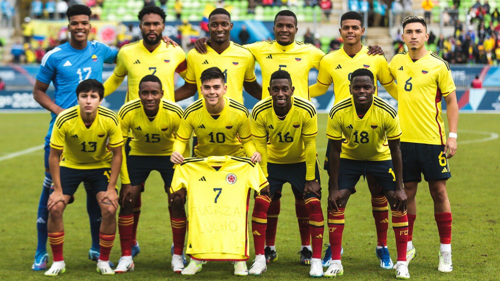 Jugadores de la Selección Colombia Sub-23 lucen una camiseta en apoyo a Luis Díaz / Twitter: @FCFSeleccionCol.
