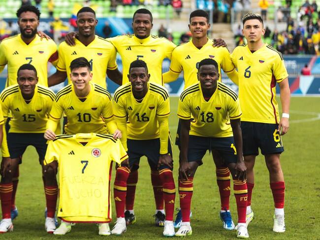 Jugadores de la Selección Colombia Sub-23 lucen una camiseta en apoyo a Luis Díaz / Twitter: @FCFSeleccionCol.