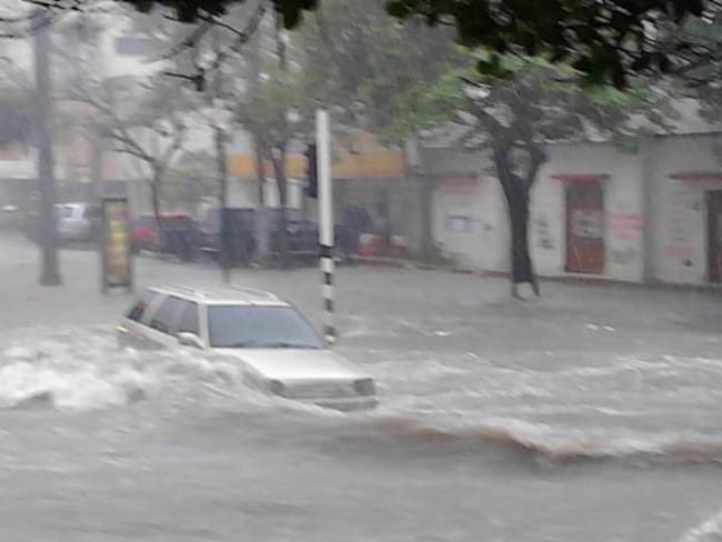 Rescatan a conductor cuyo carro era arrastrado por arroyo en Barranquilla