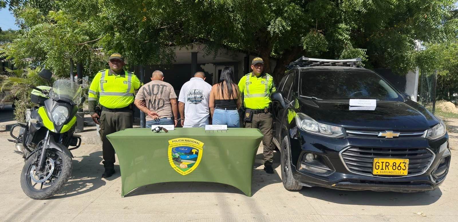 Dos hombres y una mujer fueron capturados por llevar un arma a bordo de una camioneta