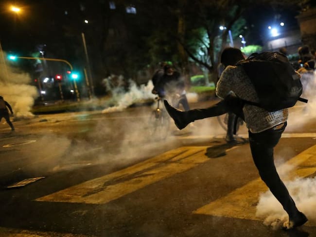Uso de gases lacrimógenos en protestas podría propagar COVID-19: juez