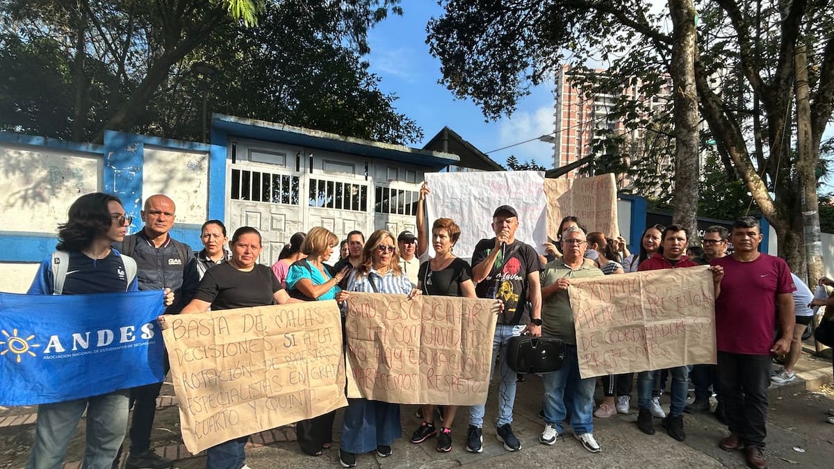 La protesta del día: padres de familia efectúan plantón en la Normal Superior de Bucaramanga