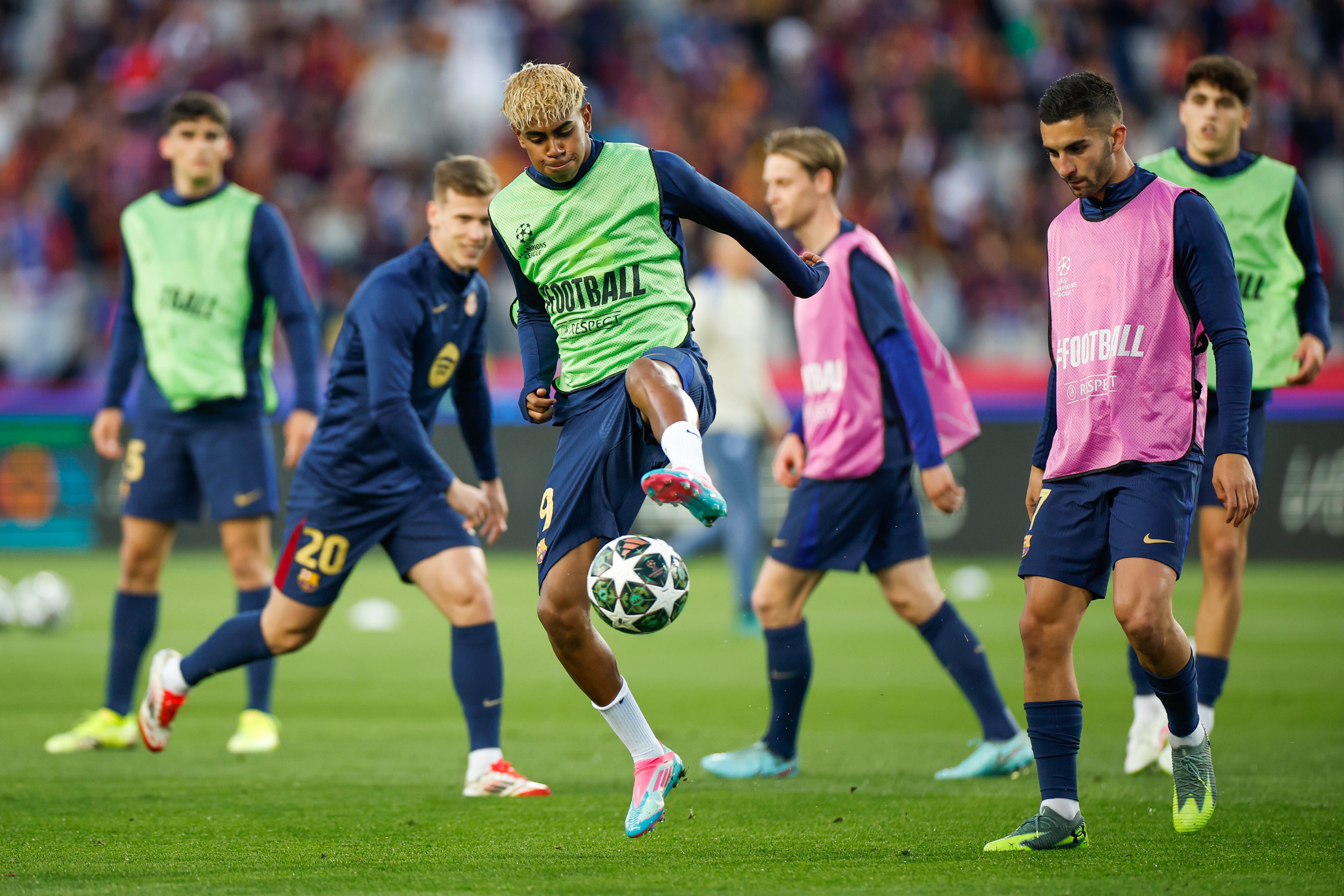 ***CORRECCIÓN AUTOR FOTO*** BARCELONA, 30/04/2025.- Los jugadores del FC Barcelona durante el calentamiento previo al encuentro correspondiente a la ida de las semifinales de la Liga de Campeones que disputan hoy miércoles FC Barcelona e Inter en el estadio Olímpico Lluis Company, en Barcelona. EFE / Alberto Estevez.