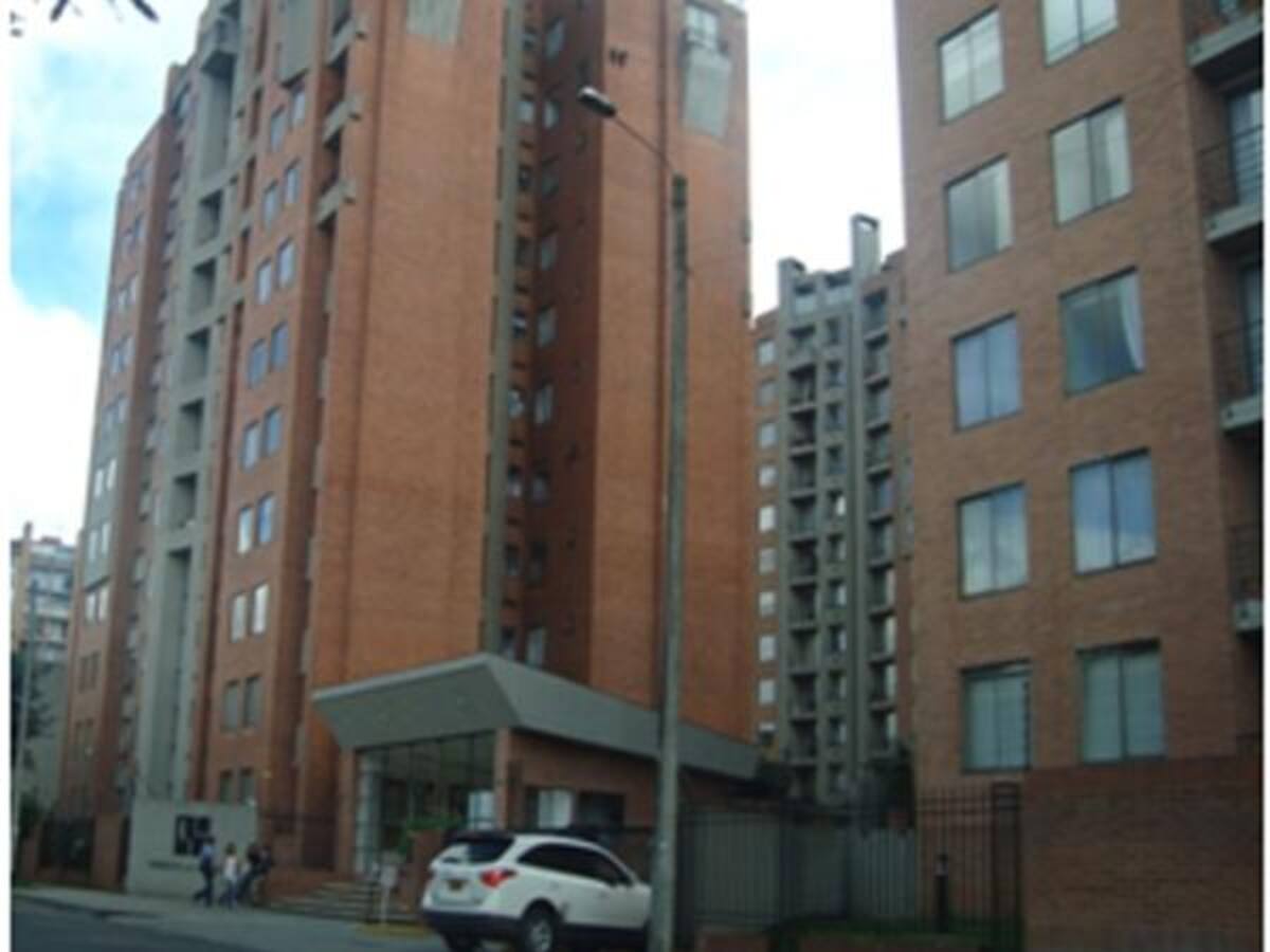 Desde algunas oficinas de este edificio despachaban algunos de los involucrados en el robo a la DIAN.
