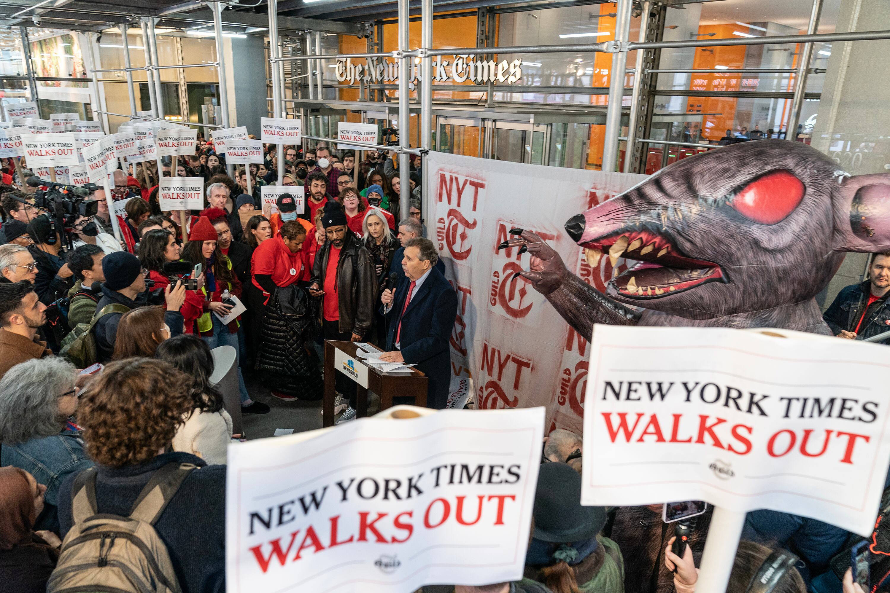 Mil empleados de The New York Times suspenden labores y piden mejor salarios