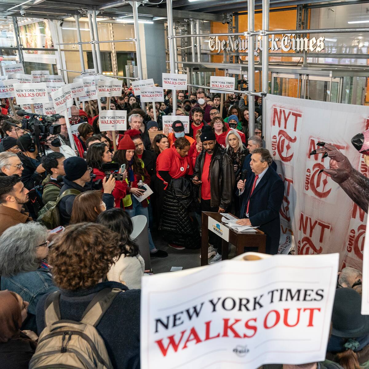Mil empleados del New York Times suspenden labores y piden mejor salarios