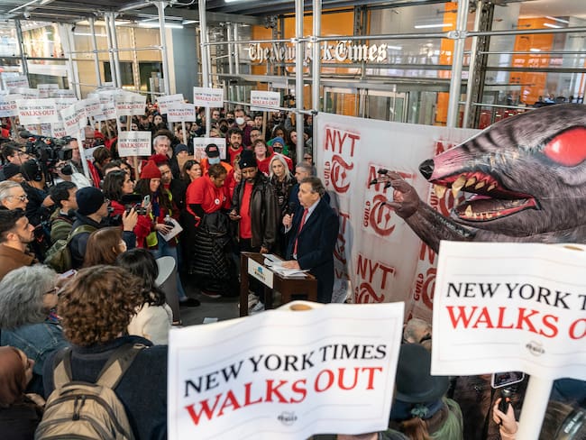Mil empleados de The New York Times suspenden labores y piden mejor salarios