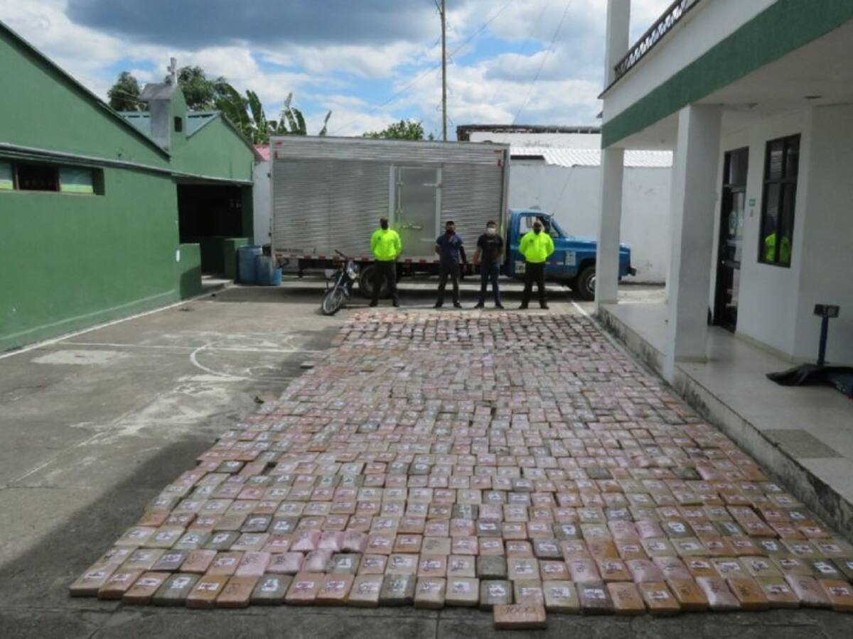 Incautan más de una tonelada de marihuana en la vía La Plata, Pital