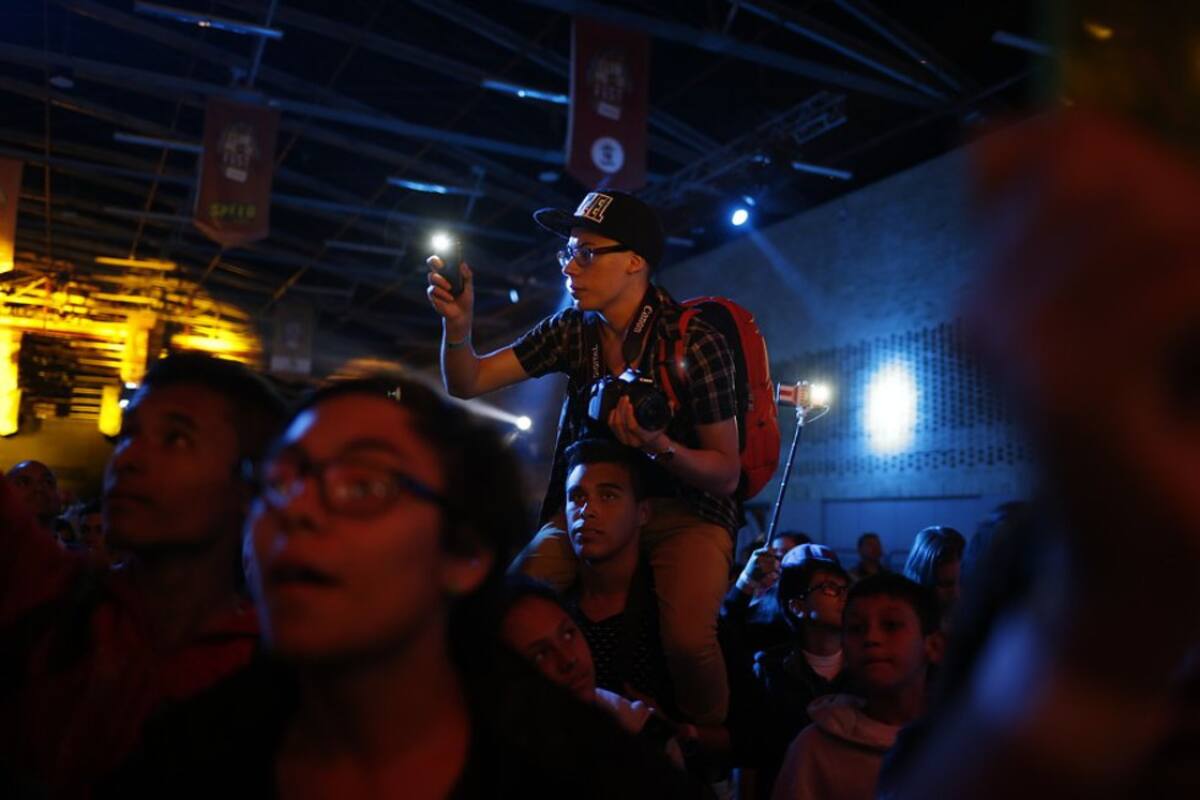 Su obra, "El libro troll", levantó un gran revuelo en Colombia con denuncias de padres y medios de comunicación, quienes observaron que el texto incita a robar cosas, engañar a personas y llevar a cabo una serie de retos y bromas de contenido sexual.