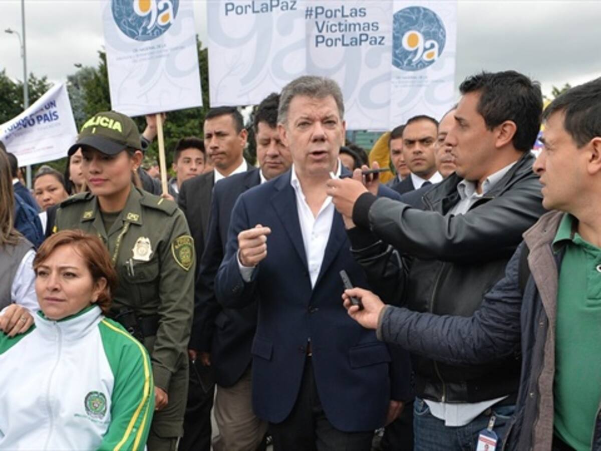 Santos prorroga un mes suspensión de bombardeos a campamentos de las Farc