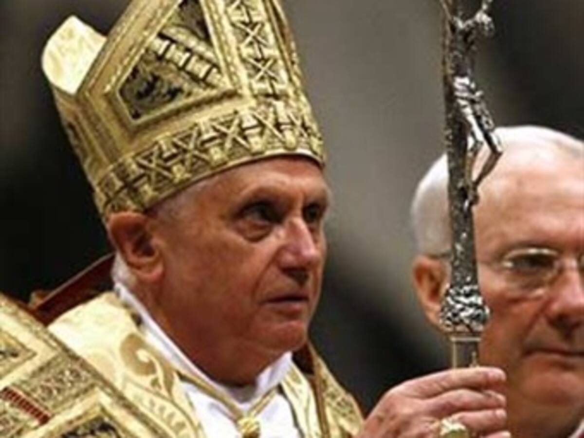 Papa Benedicto XVI pide perdón por curas pederastas