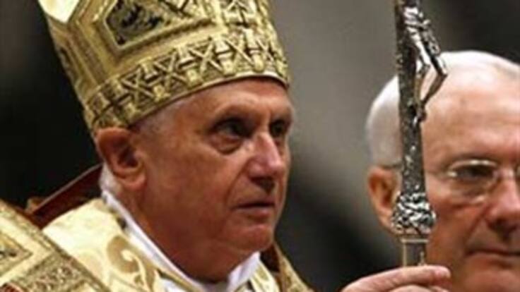 Papa Benedicto XVI pide perdón por curas pederastas
