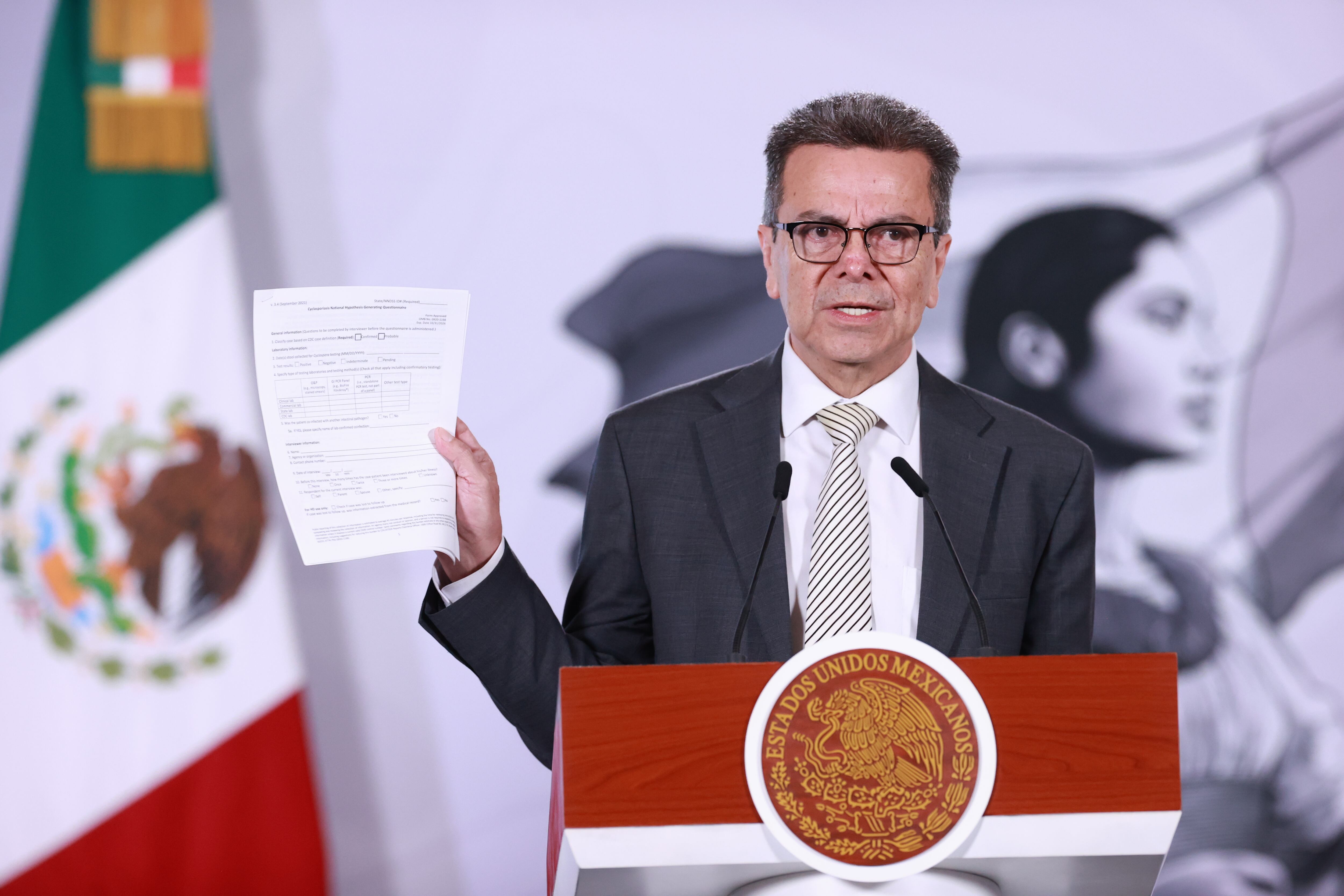 El comisionado federal para la Protección contra Riesgos Sanitarios, Víctor Hugo Borja, habla durante una rueda de prensa este viernes, El Gobierno mexicano insistió en que no está comprobado que lechuga producida en el estado de Guanajuato sea el origen del brote de ciclosporiasis registrado en Estados Unidos. EFE/ Mario Guzmán