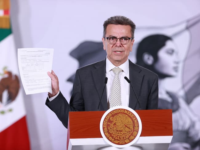 El comisionado federal para la Protección contra Riesgos Sanitarios, Víctor Hugo Borja, habla durante una rueda de prensa este viernes, El Gobierno mexicano insistió en que no está comprobado que lechuga producida en el estado de Guanajuato sea el origen del brote de ciclosporiasis registrado en Estados Unidos. EFE/ Mario Guzmán