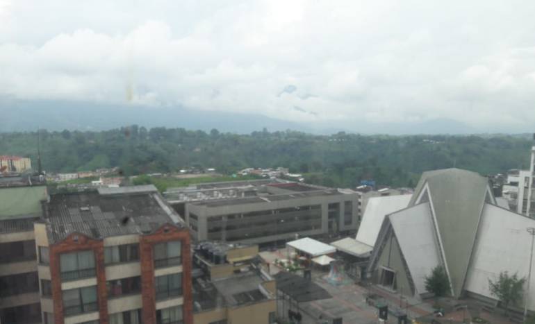 Al fondo la Catedral Inmaculada Concepción de Armenia