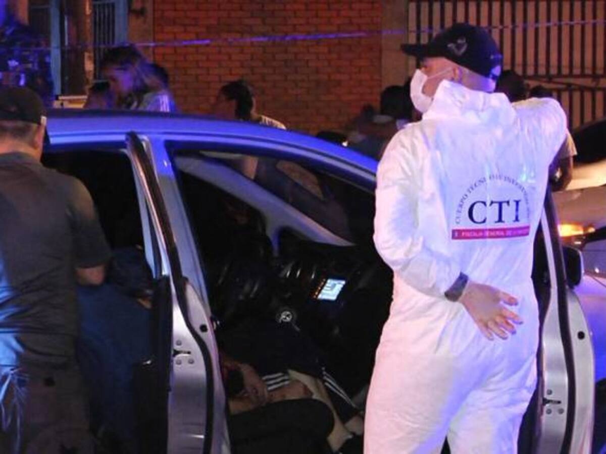 En Cali, dos personas fueron asesinadas dentro de dos vehículos