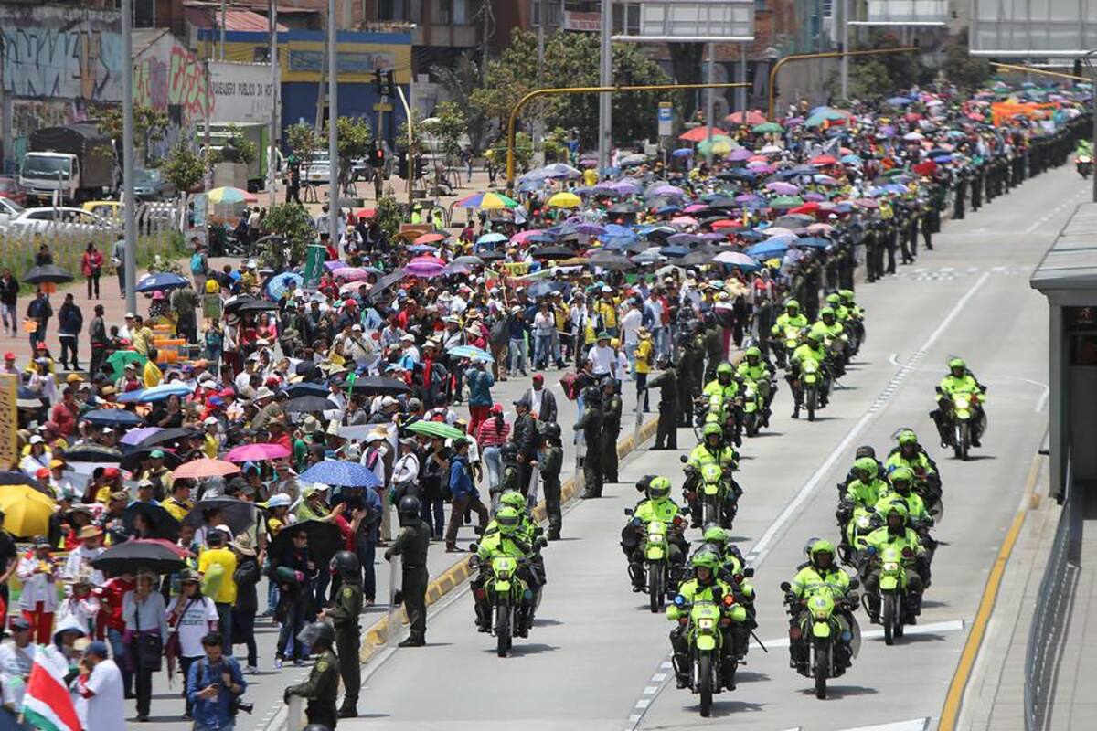 50.000 educadores de todas las regiones del país se dirigen al Ministerio de Educación, ubicado en la capital colombiana, apara manifestar su preocupación frente al acuerdo al que llegó el Gobierno con Fecode.
