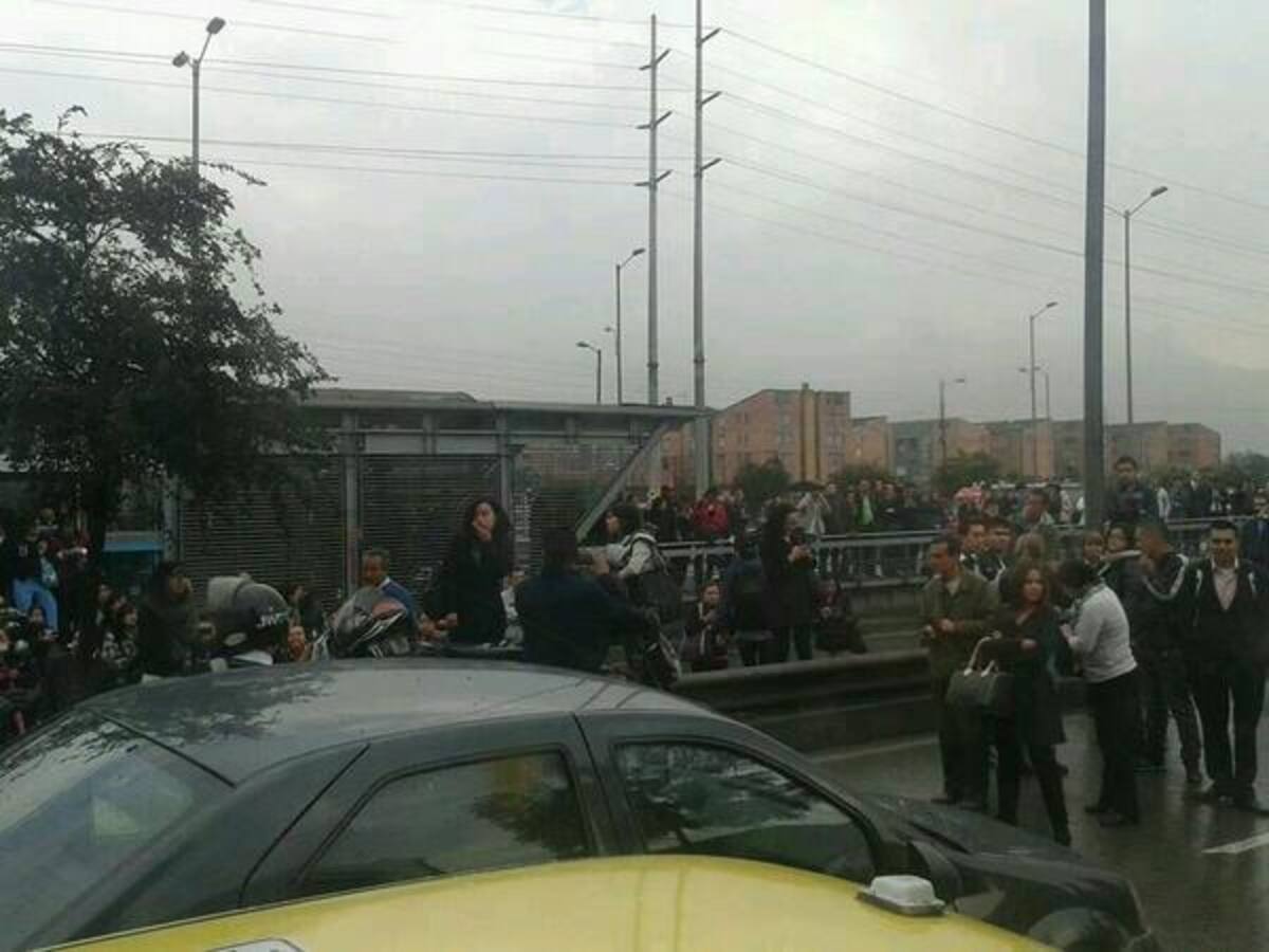 Más de tres horas llevan bloqueos en estaciones y portales en el sistema público.