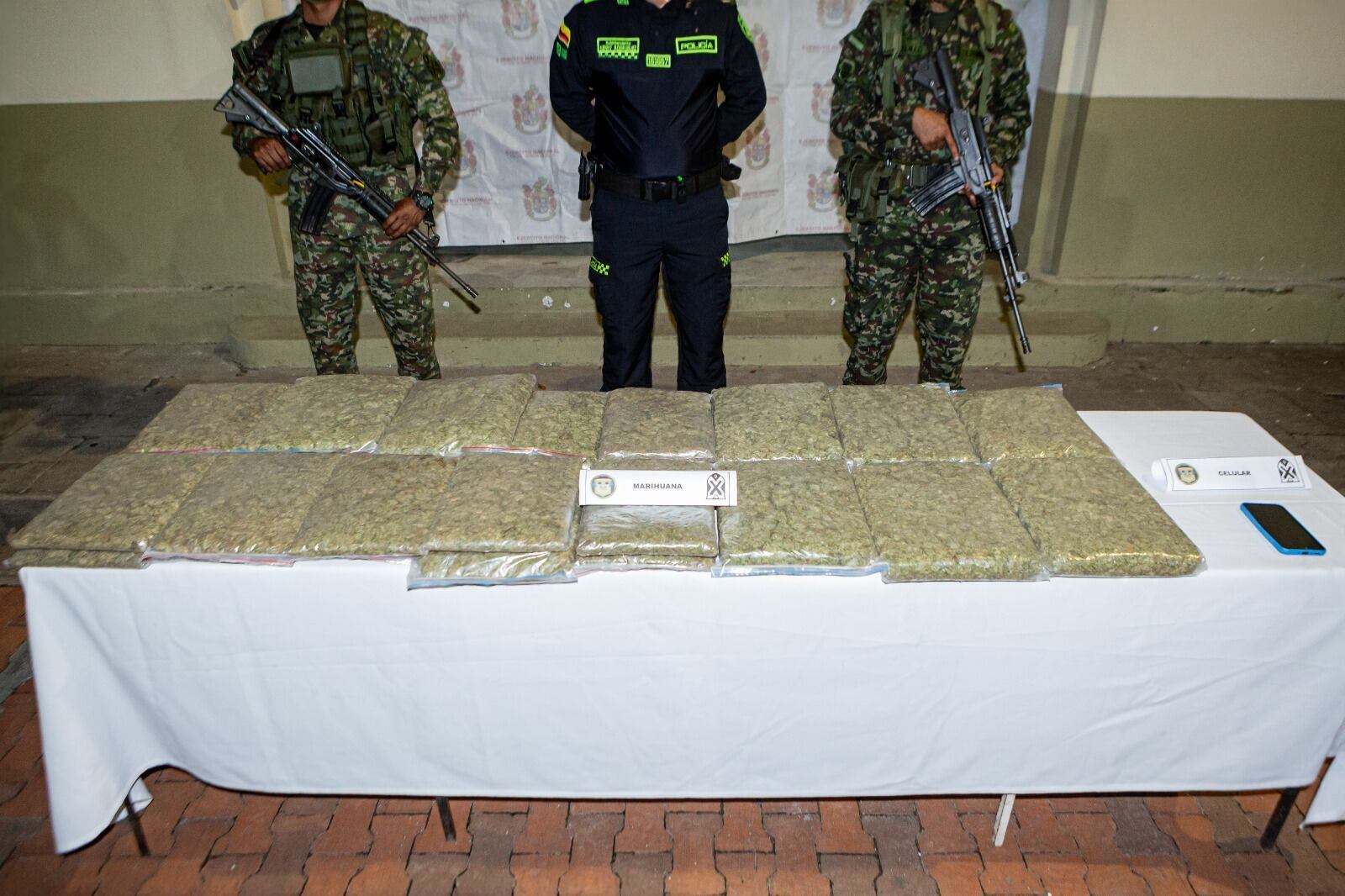 Autoridades incautaron 18 kilos de marihuana durante un control a un bus de servicio público en la vía Neiva–Palermo.