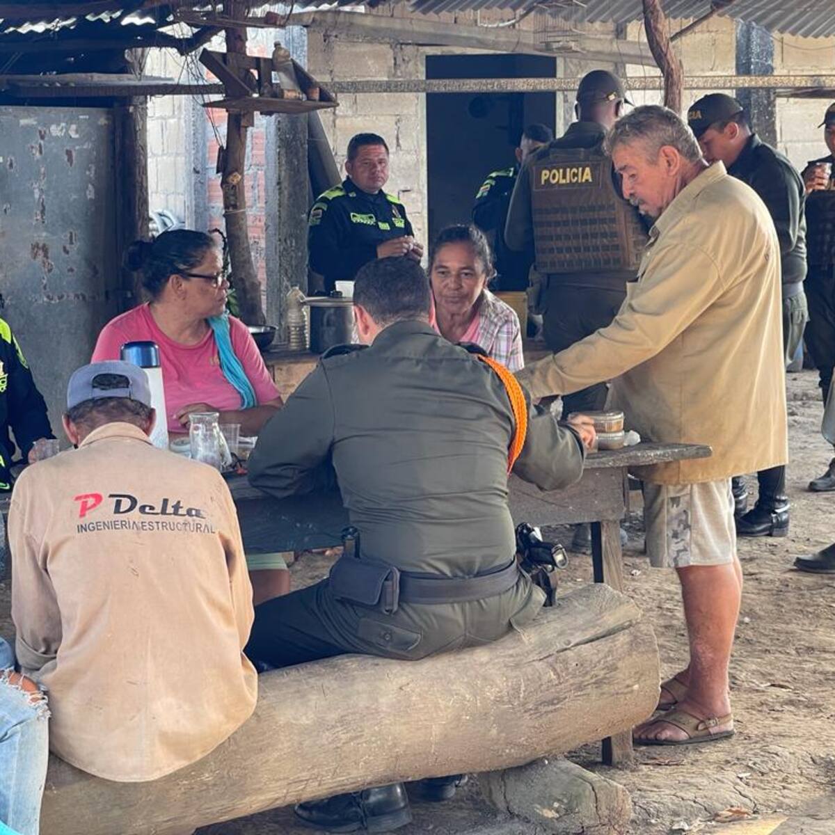 Policía de Bolívar compartió cena navideña con campesinos en vereda de Arjona