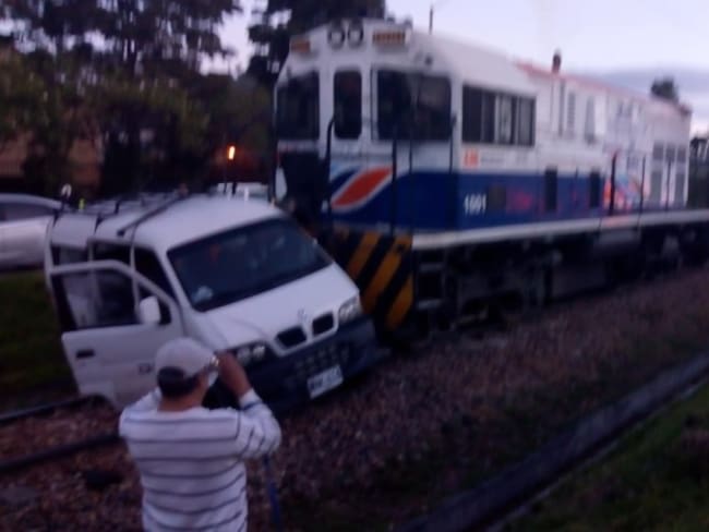 Seis heridos deja accidente de tren con vehículo particular en Bogotá