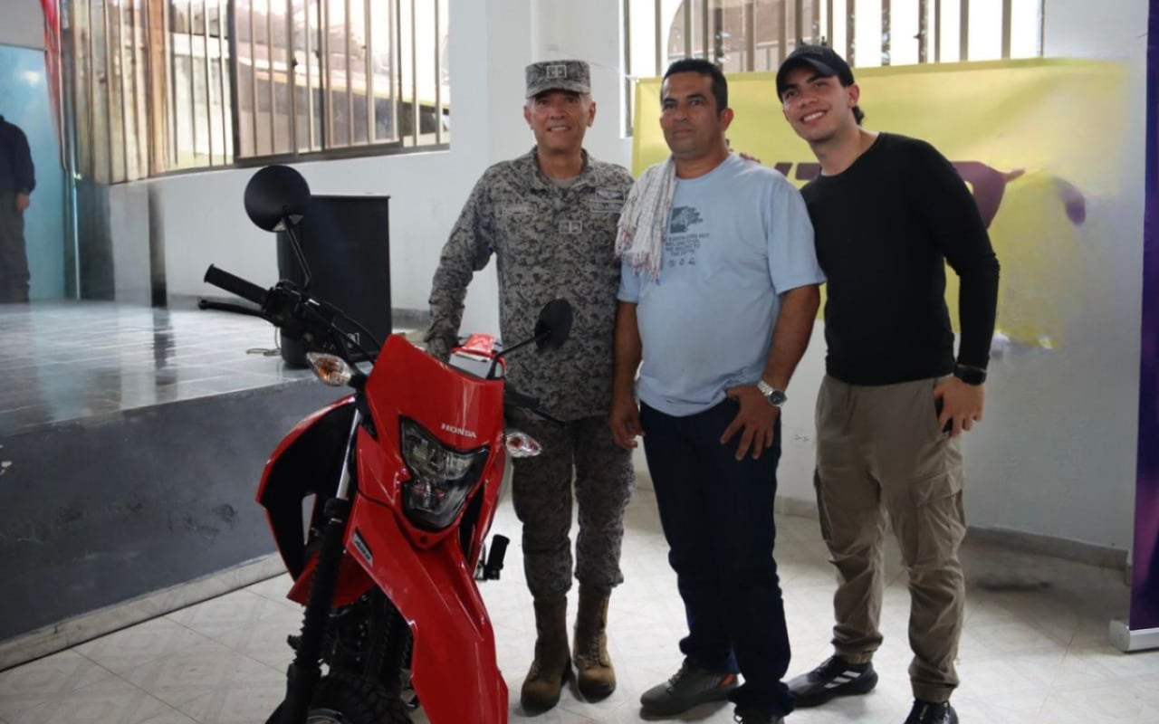 Yan Trujillo recibió una motocicleta nueva como símbolo de agradecimiento. Foto Redes Sociales 