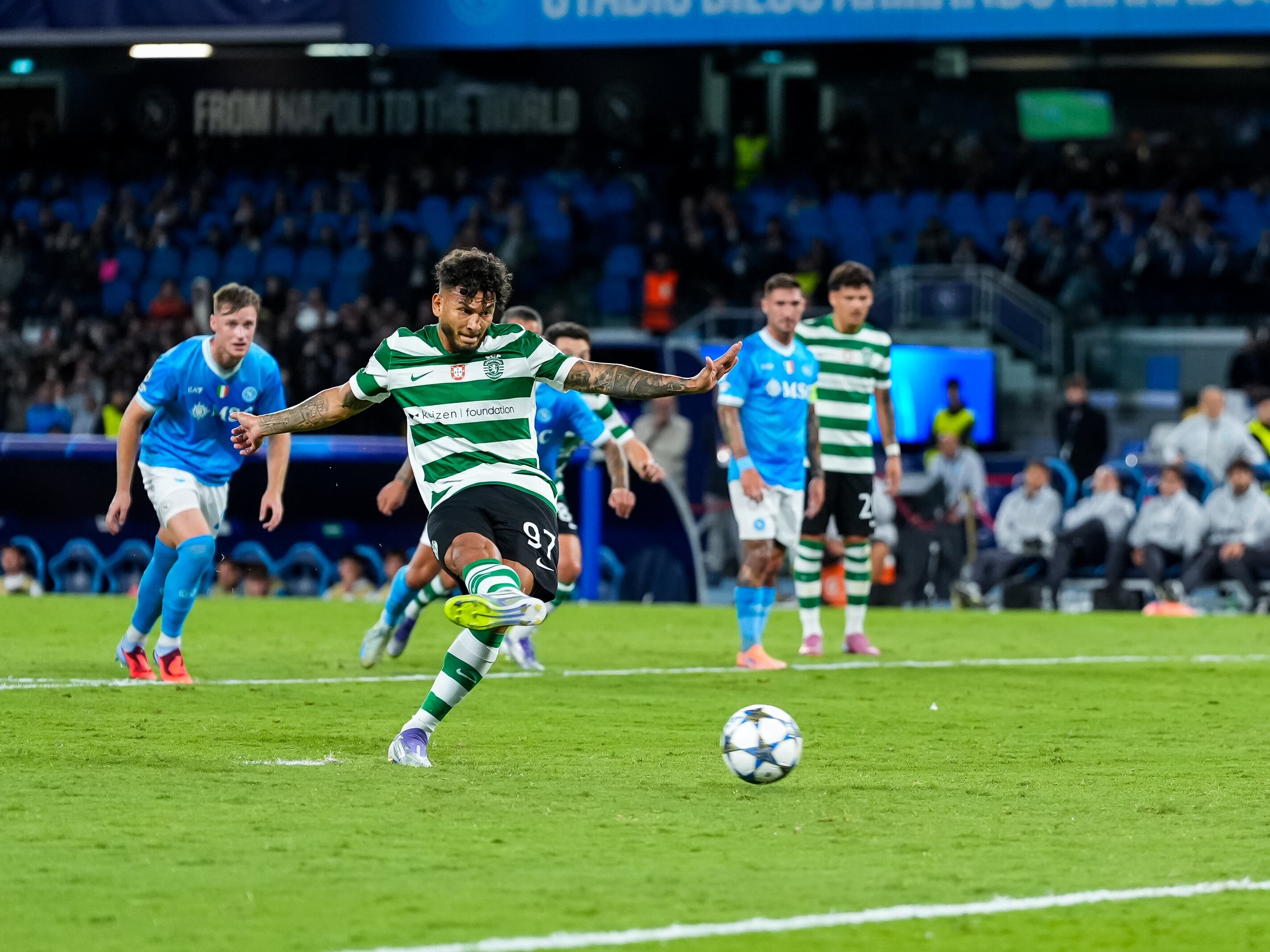 Luis Javier Suárez en el cobro del penalti que fue el empate parcial del Sporting ante el Napoli. (Photo by Giuseppe Maffia/NurPhoto via Getty Images)