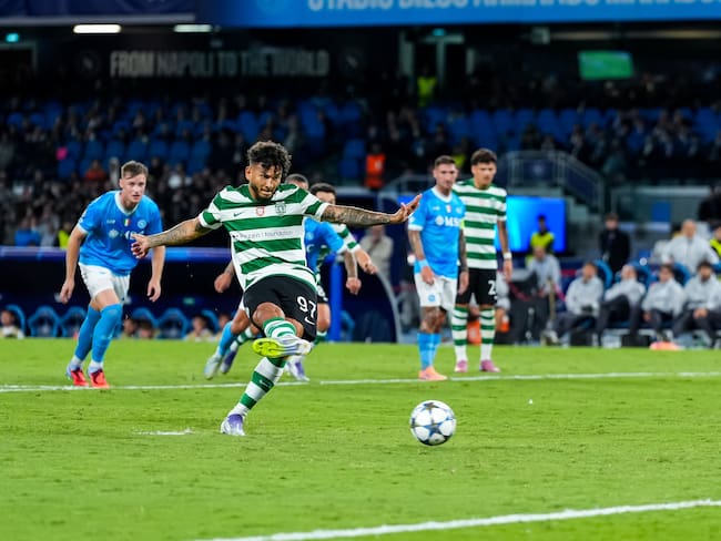 Luis Javier Suárez en el cobro del penalti que fue el empate parcial del Sporting ante el Napoli. (Photo by Giuseppe Maffia/NurPhoto via Getty Images)