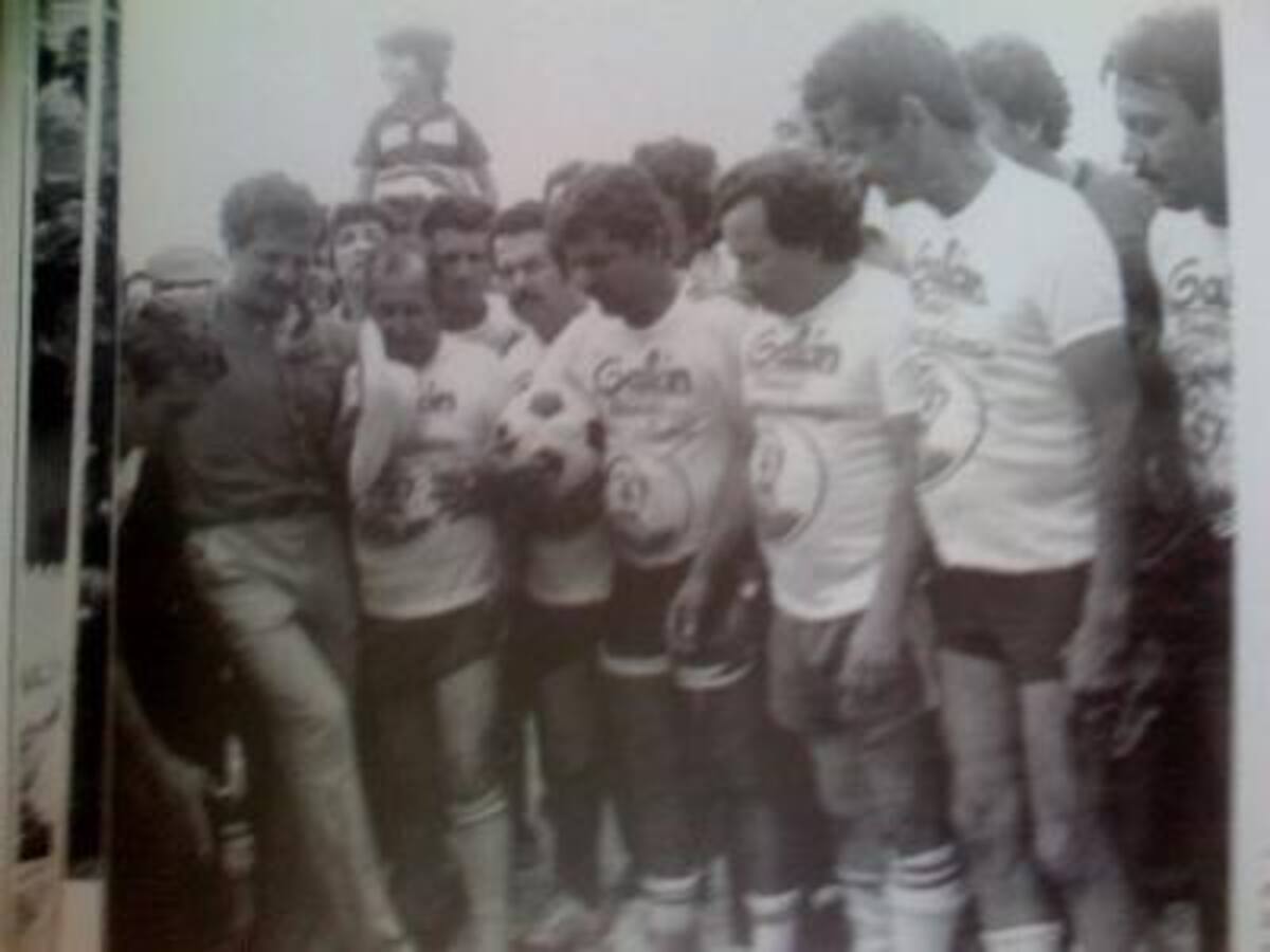 Galán impartiendo clase a sus alumnos en un aula de la Universidad de Cambridge