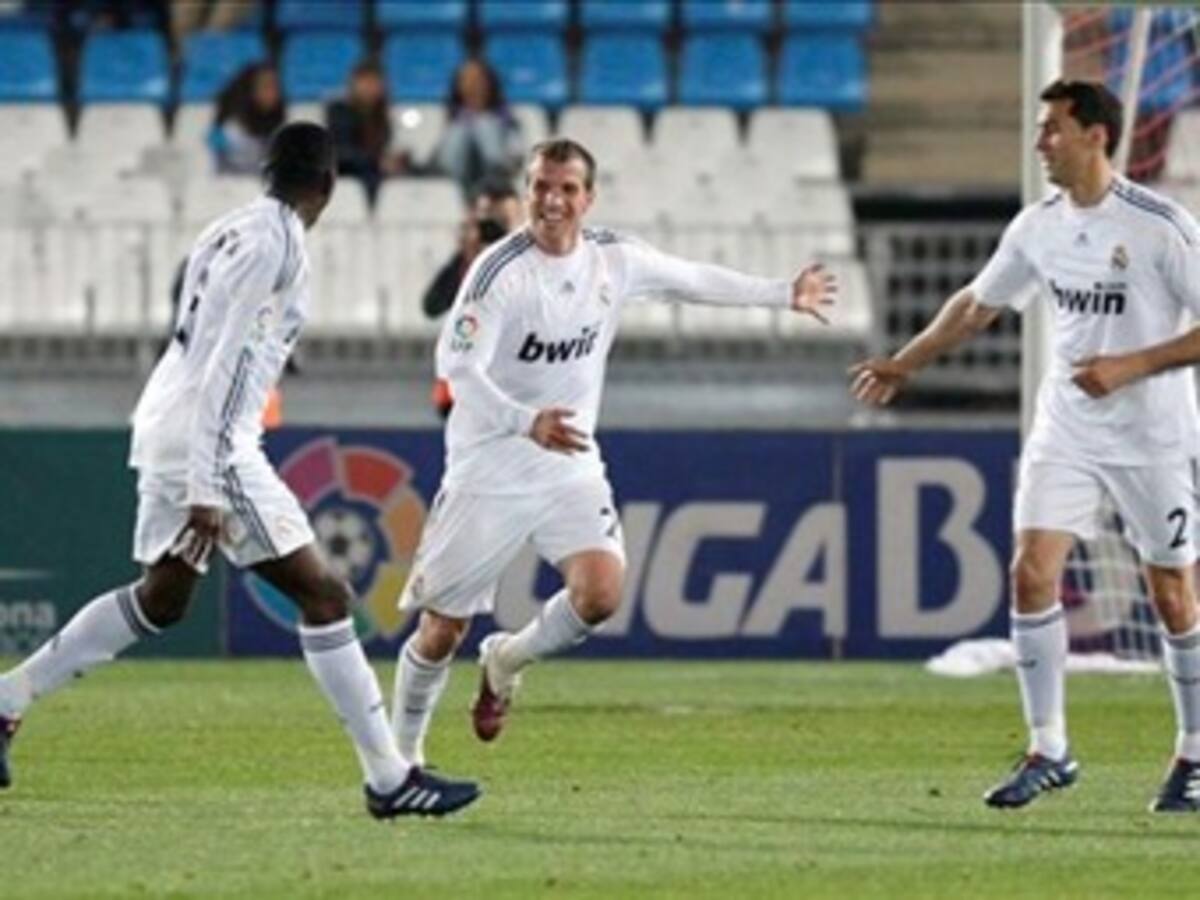 El Real Madrid ganó 2-1 al Almería y sigue a tres puntos del líder Barcelona