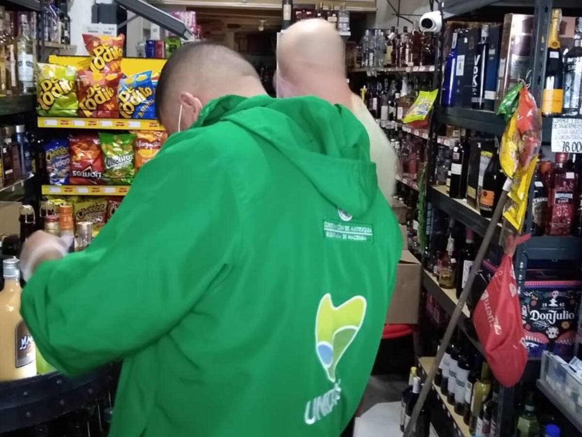 Retienen más de 2 mil unidades de licor adulterado en La Ceja