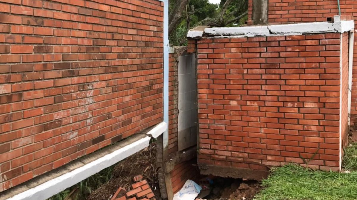 Estudiantes en riesgo por muro deteriorado