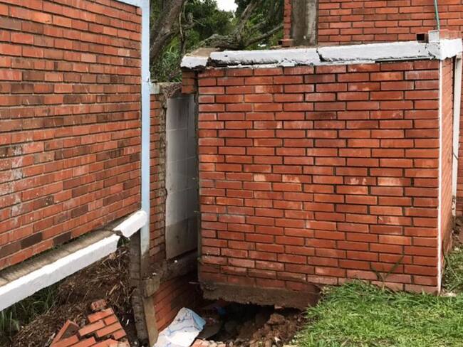 Estudiantes en riesgo por muro deteriorado