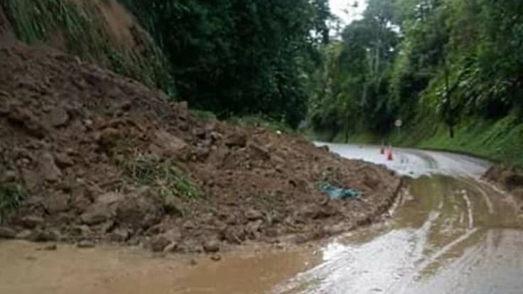Derrumbe en la vía entre Montenegro y Quimbaya, Quindío deja un motociclista herido