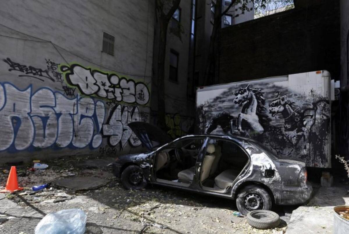 Imagen del grafiti "Caballo loco", del artista callejero británico "Banksy".