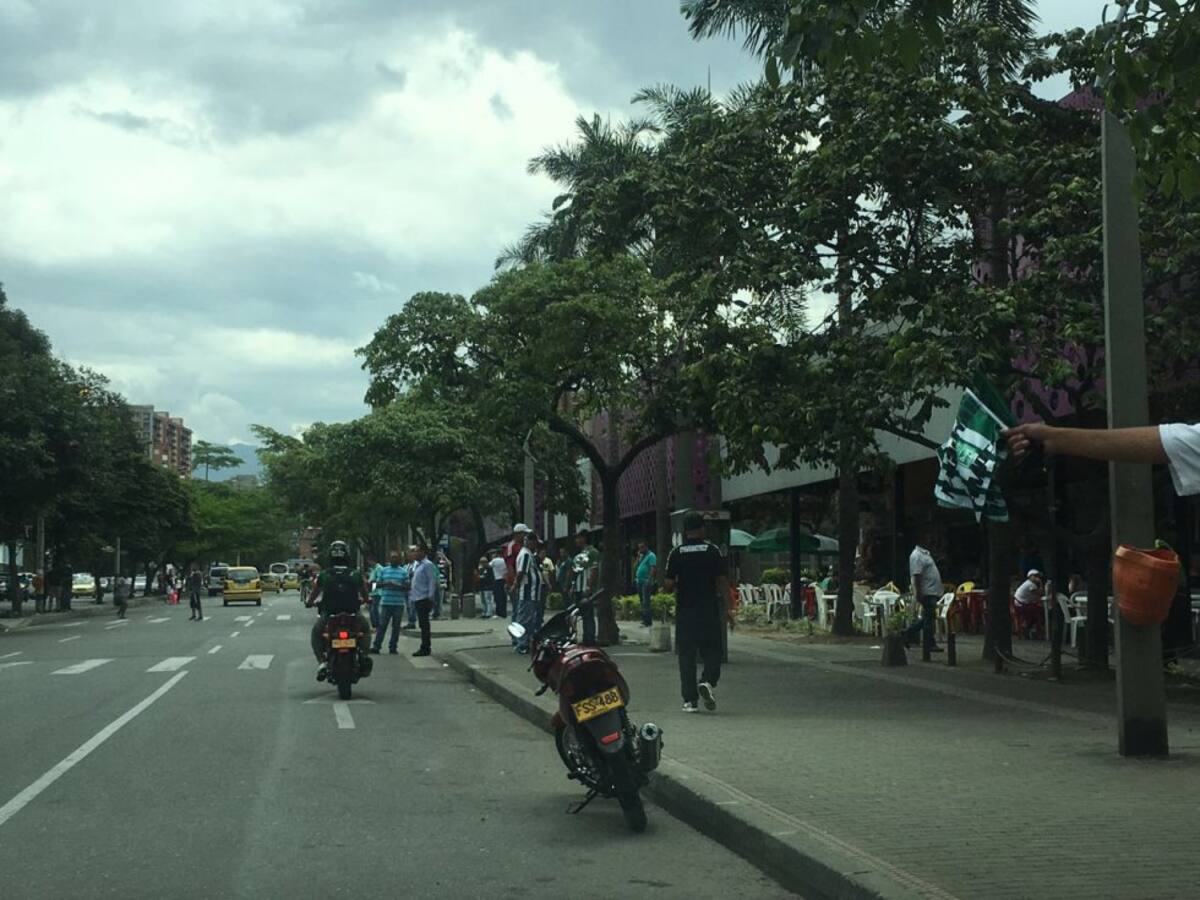 Las calles de la capital antioqueña se visten de verde, hinchas y vendedores ambulantes se alistan para el partido que usted podrá oír a través de Caracol Radio a partir de las 7:30 pm.