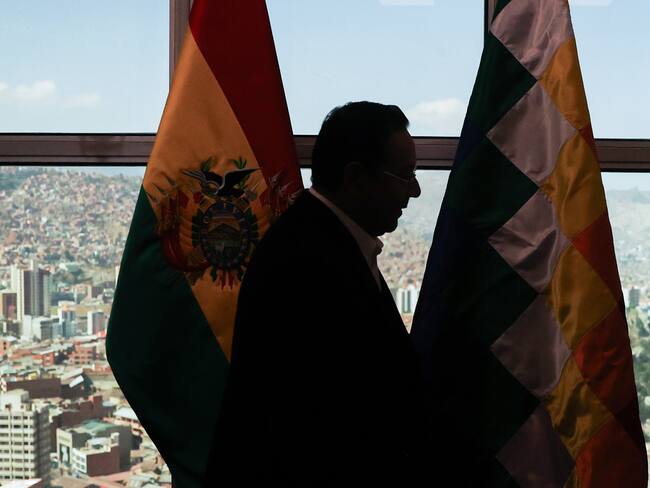 AME7850. LA PAZ (BOLIVIA), 29/06/2024.- El presidente de Bolivia, Luis Arce, habla en una entrevista con EFE este sábado, en la Casa Grande del Pueblo (sede de Gobierno) en La Paz (Bolivia). El presidente de Bolivia, Luis Arce, aseguró este sábado a EFE que tiene claro que el hoy destituido y encarcelado comandante militar Juan José Zuñiga actuó influenciado por alguien que “le habló al oído” y lo motivó a tomar el poder por la fuerza, pero sus planes no se concretaron como esperaba. EFE/ Luis Gandarillas