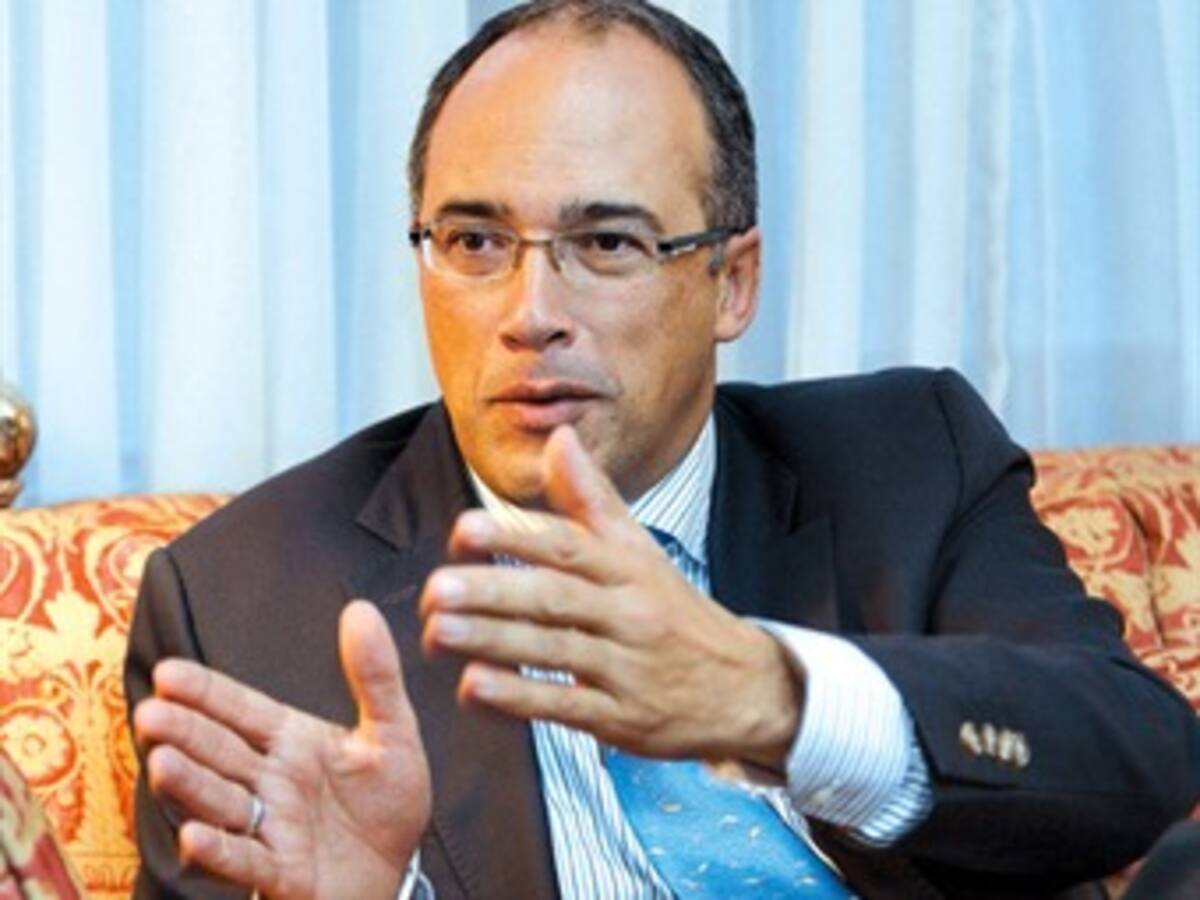 Desmonte del 4 x mil será gradual, notificó el ministro de Hacienda a los banqueros en Cartagena