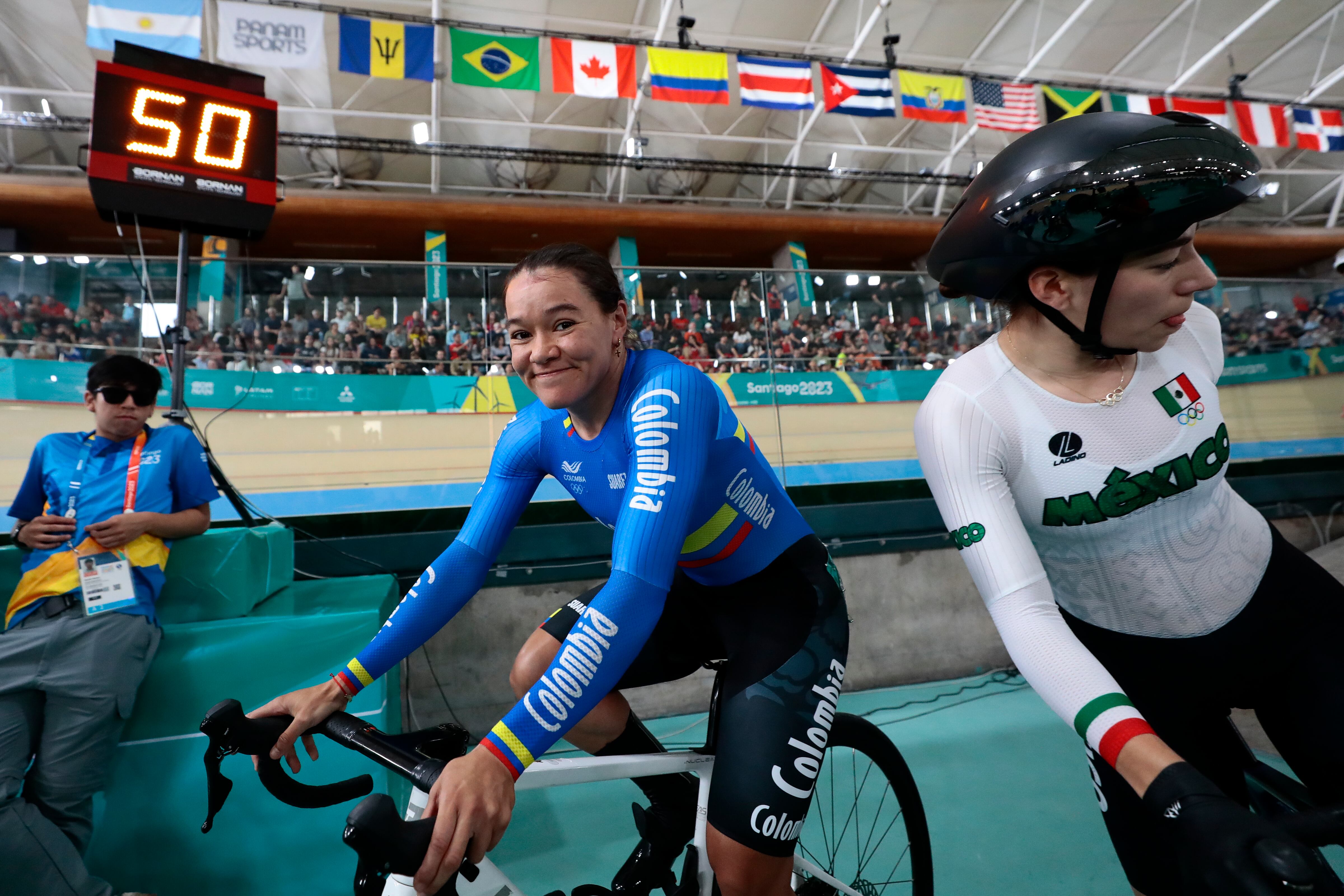 Martha Bayona de Colombia luego de ganar la medalla de oro en keirin en ciclismo de pista, durante los Juegos Panamericanos 2023 en Santiago (Chile). EFE/ Osvaldo Villarroel