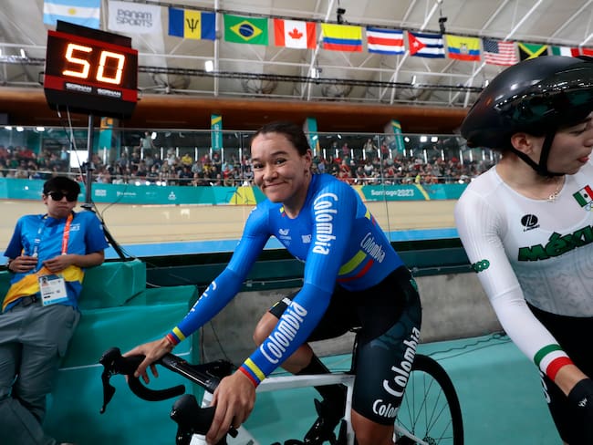 Martha Bayona de Colombia luego de ganar la medalla de oro en keirin en ciclismo de pista, durante los Juegos Panamericanos 2023 en Santiago (Chile). EFE/ Osvaldo Villarroel