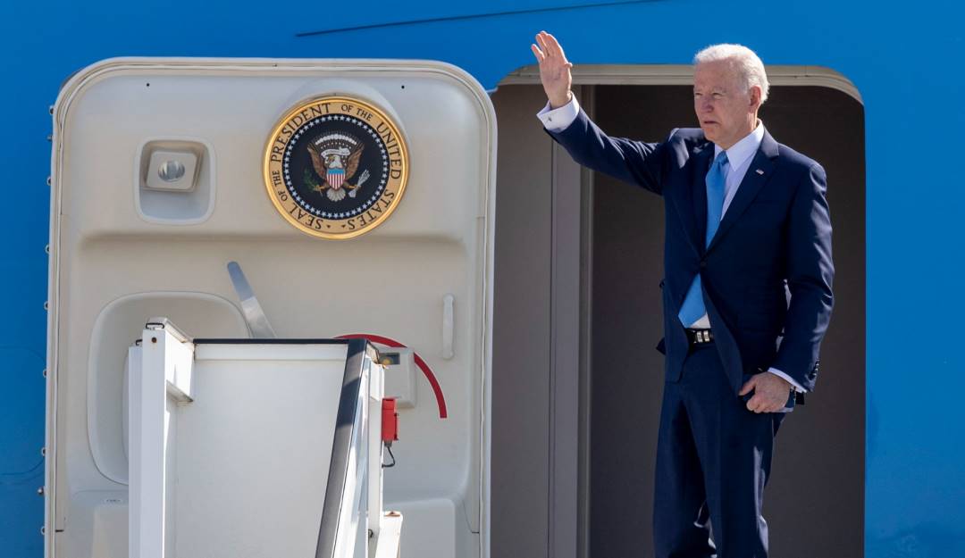 El presidente estadounidense, Joe Biden, antes de partir en el avión presidencial.             Foto: Getty 